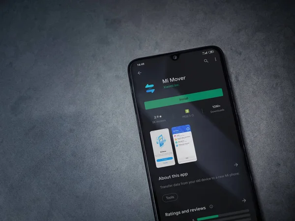 Lod, Israel - 8 Temmuz 2020: Mi Mover uygulama oyun mağazası sayfası koyu mermer taştan arka planda siyah bir cep telefonu ekranında. Üst görünüm düzlüğü kopyalama alanı ile yatıyordu.