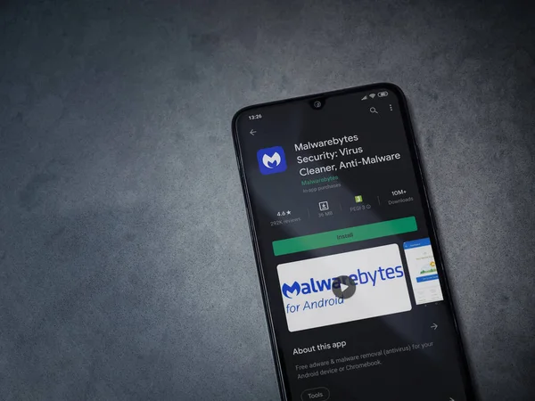 Lod, Israel - 8 Temmuz 2020: Malwarebytes Security uygulama oyun mağazası sayfası koyu mermer taşlı arka planda siyah bir cep telefonu sergilenmektedir. Üst görünüm düzlüğü kopyalama alanı ile yatıyordu.