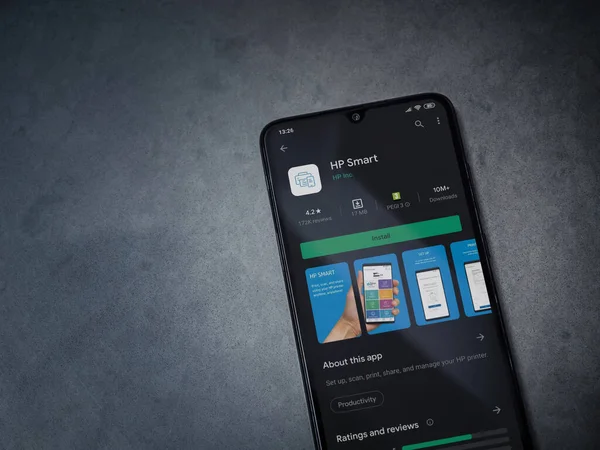 Lod, Israel - 8 Temmuz 2020: HP Smart uygulama oyun mağazası sayfası koyu mermer taşlı arka planda siyah bir cep telefonu ekranında. Üst görünüm düzlüğü kopyalama alanı ile yatıyordu.