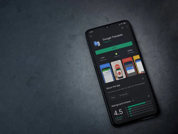 Lod, Israel - 8 Temmuz 2020: Google Applate Playshop sayfası koyu mermer taşlı arka planda siyah bir cep telefonu ekranında. Üst görünüm düzlüğü kopyalama alanı ile yatıyordu.