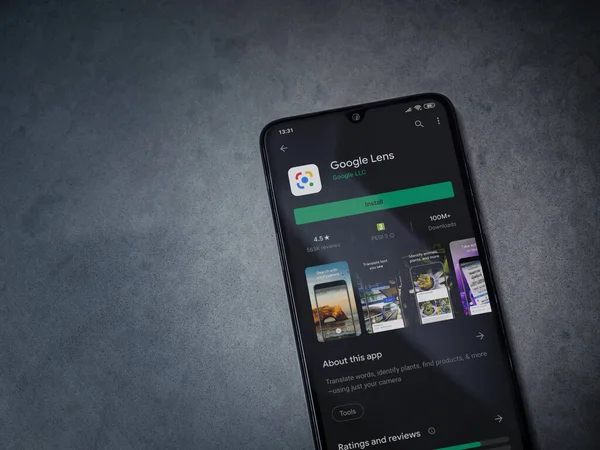 Lod, Israel - 8 Temmuz 2020: Google Lens uygulaması oyun mağazası sayfası koyu mermer taştan arka planda siyah bir cep telefonu ekranında. Üst görünüm düzlüğü kopyalama alanı ile yatıyordu.
