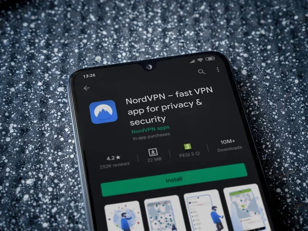 Lod, Israel - 8 Temmuz 2020: Metalik arka planda siyah bir cep telefonunun sergilendiği NordVPN uygulama oyun mağazası sayfası. Üst görünüm yatağını kapat.