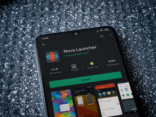 Lod, Israel - 8 Temmuz 2020: Nova Launcher uygulaması oyun mağazası sayfası metalik arka planda siyah bir cep telefonu ekranında. Üst görünüm yatağını kapat.
