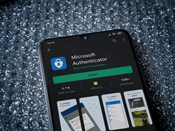 Lod, Israel - 8 Temmuz 2020: Microsoft Authenticator uygulama oyun mağazası sayfası metalik arka planda siyah bir cep telefonu ekranında. Üst görünüm yatağını kapat.