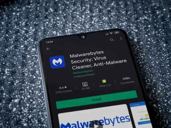 Lod, Israel - 8 Temmuz 2020: Malwarebytes Security uygulama oyun mağazası sayfası metalik arka planda siyah bir cep telefonu görüntüsü. Üst görünüm yatağını kapat.