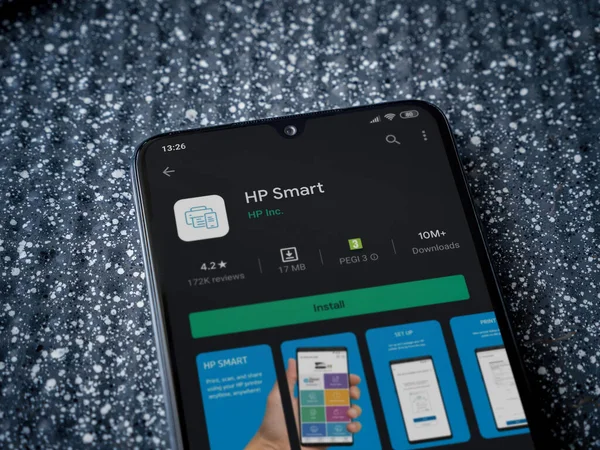 Lod, Israel - 8 Temmuz 2020: HP Smart uygulama oyun mağazası sayfası metalik arka planda siyah bir cep telefonunun ekranında. Üst görünüm yatağını kapat.