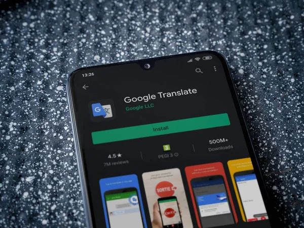 Lod, Israel - 8 Temmuz 2020: Google Translate uygulama oyun mağazası sayfası metalik arka planda siyah bir cep telefonunun ekranında. Üst görünüm yatağını kapat.