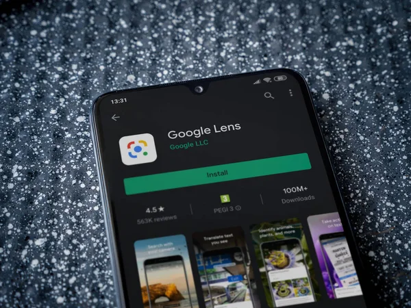 Lod, Israel - 8 Temmuz 2020: Google Lens uygulaması oyun mağazası sayfası metalik arka planda siyah bir cep telefonu ekranında. Üst görünüm yatağını kapat.