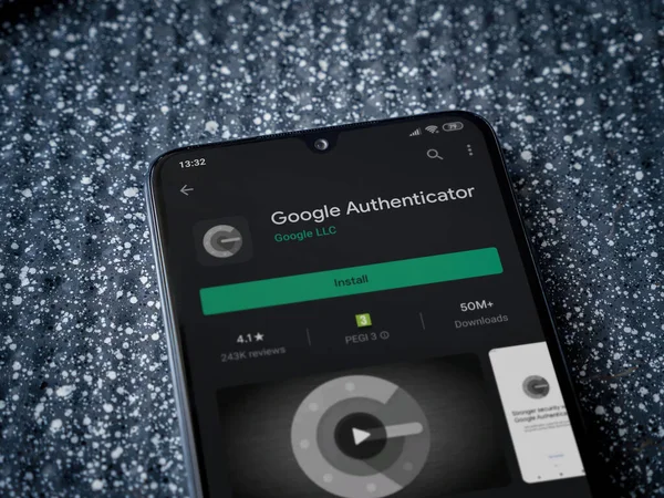 Lod, Israel - 8 Temmuz 2020: Google Authenticator uygulama oyun mağazası sayfası metalik arka planda siyah bir cep telefonu görüntüsü. Üst görünüm yatağını kapat.