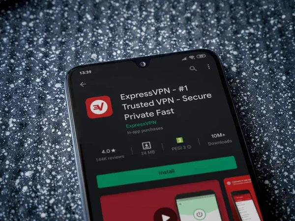 Lod, Israel - 8 Temmuz 2020: Metalik arka planda siyah bir cep telefonunun ekranında ExpressVPN uygulaması oyun mağazası sayfası. Üst görünüm yatağını kapat.