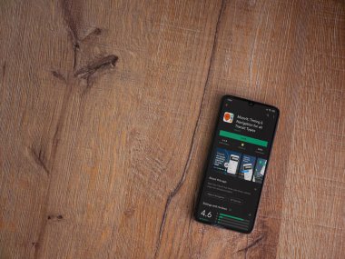 Lod, Israel - 8 Temmuz 2020: Moovit uygulama oyun mağazası sayfası ahşap arka planda siyah bir cep telefonunun ekranında. Üst görünüm düzlüğü kopyalama alanı ile yatıyordu.