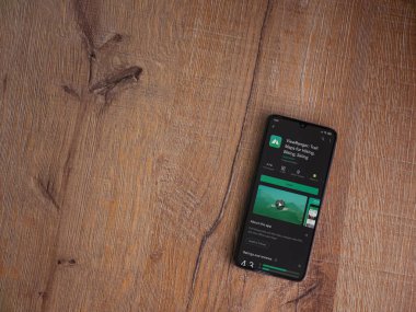 Lod, Israel - 8 Temmuz 2020: SeewRanger uygulaması oyun mağazası sayfası ahşap arka planda siyah bir cep telefonu ekranında. Üst görünüm düzlüğü kopyalama alanı ile yatıyordu.