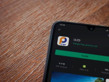 Lod, Israel - 8 Temmuz 2020: Pango uygulama oyun mağazası sayfası ahşap arka planda siyah bir cep telefonunun ekranında. Üst görünüm düzlüğü kopyalama alanı ile yatıyordu.