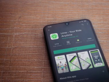 Lod, Israel - 8 Temmuz 2020: Lime app oyun mağazası sayfası ahşap arka planda siyah bir cep telefonunun ekranında. Üst görünüm düzlüğü kopyalama alanı ile yatıyordu.