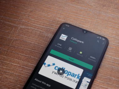 Lod, Israel - 8 Temmuz 2020: Cellopark uygulaması oyun mağazası sayfası ahşap arka planda siyah bir cep telefonunun ekranında. Üst görünüm düzlüğü kopyalama alanı ile yatıyordu.