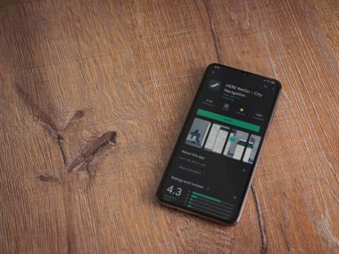 Lod, Israel - 8 Temmuz 2020: Here Weapp playshop sayfası ahşap arka planda siyah bir cep telefonunun ekranında. Üst görünüm düzlüğü kopyalama alanı ile yatıyordu.