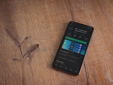 Lod, Israel - 8 Temmuz 2020: Miri uygulama oyun mağazası sayfası ahşap arka planda siyah bir cep telefonunun ekranında. Üst görünüm düzlüğü kopyalama alanı ile yatıyordu.