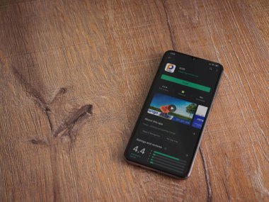 Lod, Israel - 8 Temmuz 2020: Pango uygulama oyun mağazası sayfası ahşap arka planda siyah bir cep telefonunun ekranında. Üst görünüm düzlüğü kopyalama alanı ile yatıyordu.