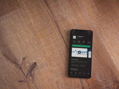 Lod, Israel - 8 Temmuz 2020: Cellopark uygulaması oyun mağazası sayfası ahşap arka planda siyah bir cep telefonunun ekranında. Üst görünüm düzlüğü kopyalama alanı ile yatıyordu.