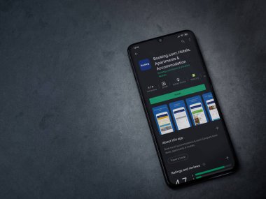 Lod, Israel - 8 Temmuz 2020: Booking.com uygulama oyun mağazası sayfası koyu mermer taştan arka planda siyah bir cep telefonu görüntüsü. Üst görünüm düzlüğü kopyalama alanı ile yatıyordu.
