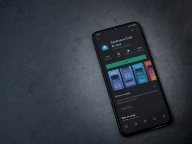 Lod, Israel - 8 Temmuz 2020: Ben Gurion Havalimanı uygulama oyun mağazası sayfası koyu mermer taştan arka planda siyah bir cep telefonunun ekranında. Üst görünüm düzlüğü kopyalama alanı ile yatıyordu.