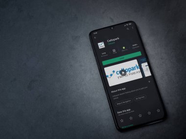 Lod, Israel - 8 Temmuz 2020: Cellopark uygulaması oyun mağazası sayfası koyu mermer taşlı arka planda siyah bir cep telefonu ekranında. Üst görünüm düzlüğü kopyalama alanı ile yatıyordu.