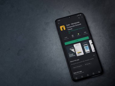 Lod, Israel - 8 Temmuz 2020: Koyu mermer taştan arka planda siyah bir cep telefonunun ekranında uygulamalı oyun mağazası sayfası. Üst görünüm düzlüğü kopyalama alanı ile yatıyordu.