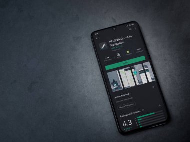Lod, Israel - 8 Temmuz 2020: Here Weapp playshop sayfası koyu mermer taşlı arka planda siyah bir cep telefonunun ekranında. Üst görünüm düzlüğü kopyalama alanı ile yatıyordu.
