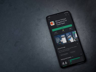Lod, Israel - 8 Temmuz 2020: Moovit uygulama oyun mağazası sayfası koyu mermer taştan arka planda siyah bir cep telefonunun ekranında. Üst görünüm düzlüğü kopyalama alanı ile yatıyordu.