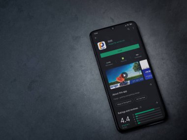Lod, Israel - 8 Temmuz 2020: Pango uygulama oyun mağazası sayfası koyu mermer taştan arka planda siyah bir cep telefonunun ekranında. Üst görünüm düzlüğü kopyalama alanı ile yatıyordu.
