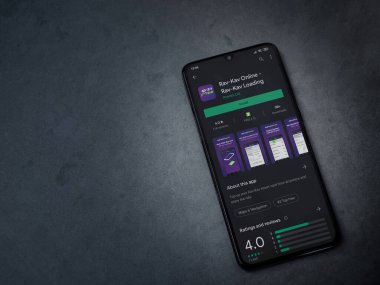 Lod, Israel - 8 Temmuz 2020: Rav Kav Online uygulama oyun mağazası sayfası koyu mermer taşlı arka planda siyah bir cep telefonu görüntüsü. Üst görünüm düzlüğü kopyalama alanı ile yatıyordu.