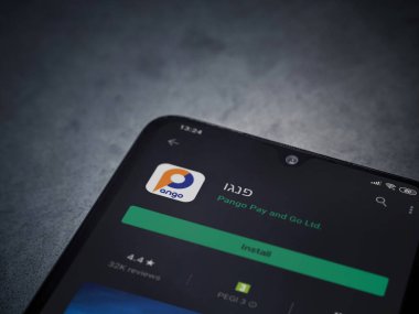 Lod, Israel - 8 Temmuz 2020: Pango uygulama oyun mağazası sayfası koyu mermer taştan arka planda siyah bir cep telefonunun ekranında. Üst görünüm düzlüğü kopyalama alanı ile yatıyordu.