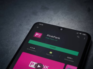 Lod, Israel - 8 Temmuz 2020: Pembe Park uygulama oyun mağazası sayfası koyu mermer taştan arka planda siyah bir cep telefonunun ekranında. Üst görünüm düzlüğü kopyalama alanı ile yatıyordu.