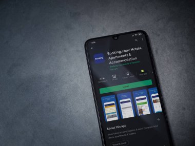 Lod, Israel - 8 Temmuz 2020: Booking.com uygulama oyun mağazası sayfası koyu mermer taştan arka planda siyah bir cep telefonu görüntüsü. Üst görünüm düzlüğü kopyalama alanı ile yatıyordu.