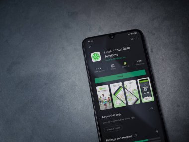 Lod, Israel - 8 Temmuz 2020: Lime app oyun mağazası sayfası koyu mermer taştan arka planda siyah bir cep telefonunun ekranında. Üst görünüm düzlüğü kopyalama alanı ile yatıyordu.