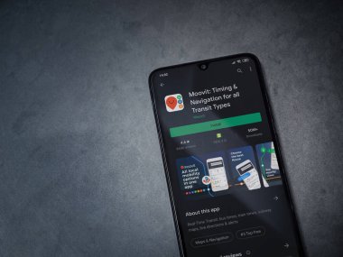 Lod, Israel - 8 Temmuz 2020: Moovit uygulama oyun mağazası sayfası koyu mermer taştan arka planda siyah bir cep telefonunun ekranında. Üst görünüm düzlüğü kopyalama alanı ile yatıyordu.
