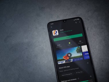 Lod, Israel - 8 Temmuz 2020: Pango uygulama oyun mağazası sayfası koyu mermer taştan arka planda siyah bir cep telefonunun ekranında. Üst görünüm düzlüğü kopyalama alanı ile yatıyordu.