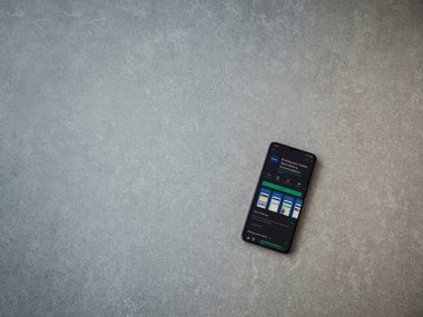 Lod, Israel - 8 Temmuz 2020: Booking.com uygulama oyun mağazası sayfasında seramik taş zemin üzerinde siyah bir cep telefonu görüntüsü. Üst görünüm düzlüğü kopyalama alanı ile yatıyordu.