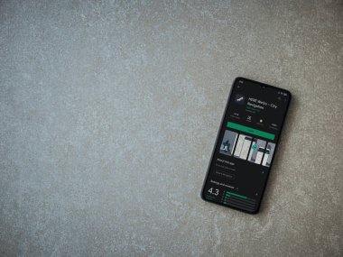 Lod, Israel - 8 Temmuz 2020: Here Weapp playshop sayfası seramik taştan arka planda siyah bir cep telefonu ekranında. Üst görünüm düzlüğü kopyalama alanı ile yatıyordu.