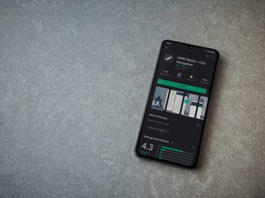 Lod, Israel - 8 Temmuz 2020: Here Weapp playshop sayfası seramik taştan arka planda siyah bir cep telefonu ekranında. Üst görünüm düzlüğü kopyalama alanı ile yatıyordu.