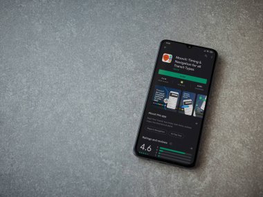 Lod, Israel - 8 Temmuz 2020: Moovit uygulama oyun mağazası sayfası seramik taş zemin üzerinde siyah bir cep telefonu ekranında. Üst görünüm düzlüğü kopyalama alanı ile yatıyordu.