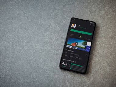 Lod, Israel - 8 Temmuz 2020: Pango uygulama oyun mağazası sayfası seramik taş zemin üzerinde siyah bir cep telefonu görüntüsü. Üst görünüm düzlüğü kopyalama alanı ile yatıyordu.