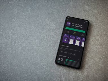 Lod, Israel - 8 Temmuz 2020: Rav Kav Online uygulama oyun mağazası sayfası seramik taş zemin üzerinde siyah bir cep telefonu görüntüsü. Üst görünüm düzlüğü kopyalama alanı ile yatıyordu.