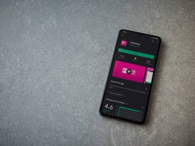 Lod, Israel - 8 Temmuz 2020: Pembe Park uygulama oyun mağazası sayfası seramik taş zemin üzerinde siyah bir cep telefonunun görüntüsü. Üst görünüm düzlüğü kopyalama alanı ile yatıyordu.