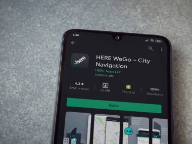 Lod, Israel - 8 Temmuz 2020: Here Weapp playshop sayfası seramik taştan arka planda siyah bir cep telefonu ekranında. Üst görünüm düzlüğü kopyalama alanı ile yatıyordu.