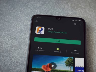 Lod, Israel - 8 Temmuz 2020: Pango uygulama oyun mağazası sayfası seramik taş zemin üzerinde siyah bir cep telefonu görüntüsü. Üst görünüm düzlüğü kopyalama alanı ile yatıyordu.