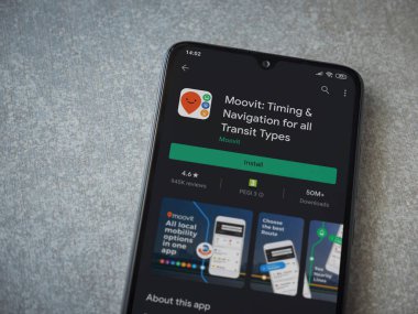 Lod, Israel - 8 Temmuz 2020: Moovit uygulama oyun mağazası sayfası seramik taş zemin üzerinde siyah bir cep telefonu ekranında. Üst görünüm düzlüğü kopyalama alanı ile yatıyordu.