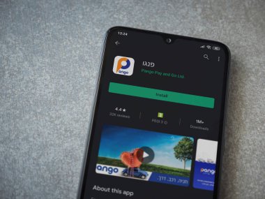 Lod, Israel - 8 Temmuz 2020: Pango uygulama oyun mağazası sayfası seramik taş zemin üzerinde siyah bir cep telefonu görüntüsü. Üst görünüm düzlüğü kopyalama alanı ile yatıyordu.