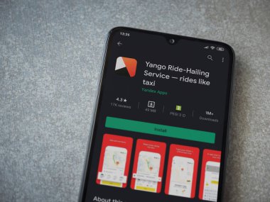 Lod, Israel - 8 Temmuz 2020: Yango Ride uygulaması oyun mağazası sayfası seramik taş zemin üzerinde siyah bir cep telefonu görüntüsü. Üst görünüm düzlüğü kopyalama alanı ile yatıyordu.