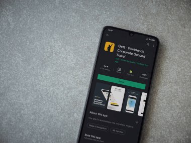 Lod, Israel - 8 Temmuz 2020: Seramik taş zemin üzerinde siyah bir cep telefonunun sergilendiği bir uygulama oyun mağazası sayfası. Üst görünüm düzlüğü kopyalama alanı ile yatıyordu.